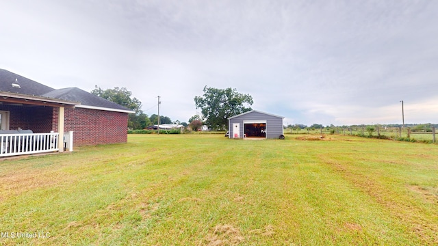 view of yard with an outbuilding