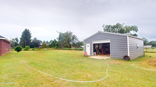 view of yard with an outbuilding