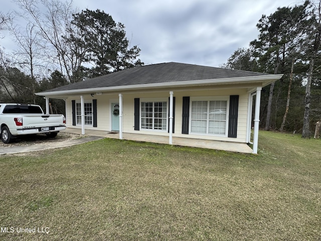 view of front of property featuring a front lawn, a porch, and a shingled roof