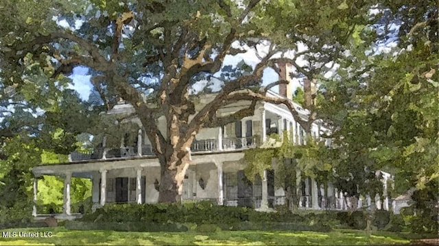 view of front of home featuring a front lawn