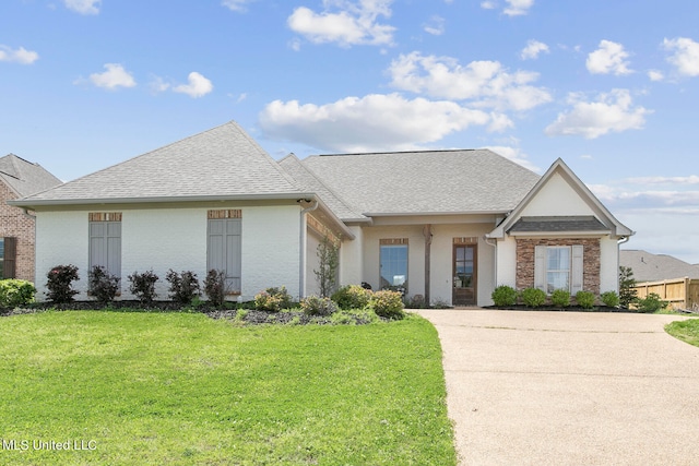 single story home with a front lawn