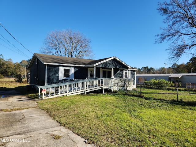 view of front facade featuring a front lawn