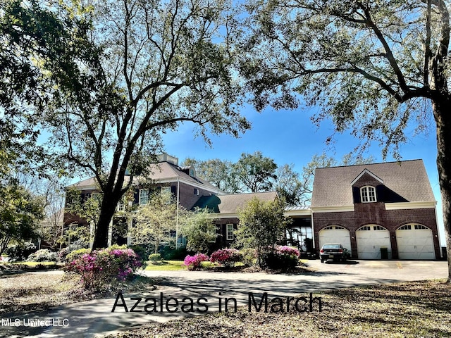 view of front facade featuring a garage