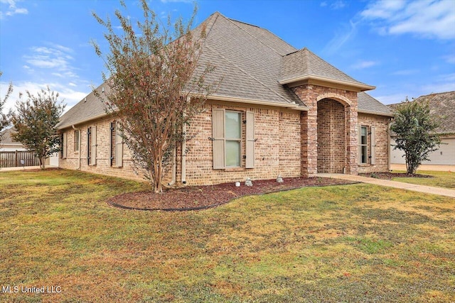 view of front facade with a front lawn