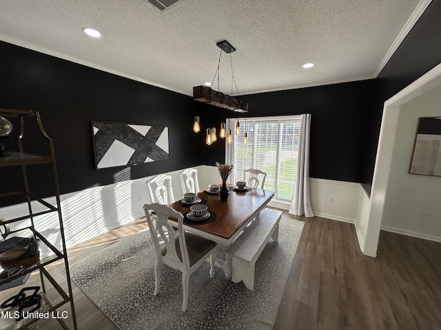 507 Reed Dr, Cleveland, MS 38732 - dining room featuring a textured ceiling, wood finished floors, ornamental molding, recessed lighting, and baseboards