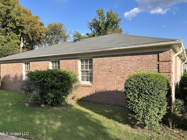 507 Reed Dr, Cleveland, MS 38732 - view of side of home featuring brick siding and a lawn