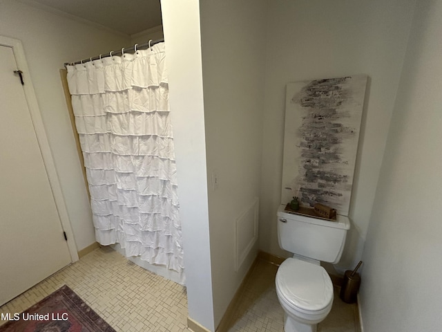 507 Reed Dr, Cleveland, MS 38732 - full bath with toilet, curtained shower, ornamental molding, tile patterned floors, and baseboards