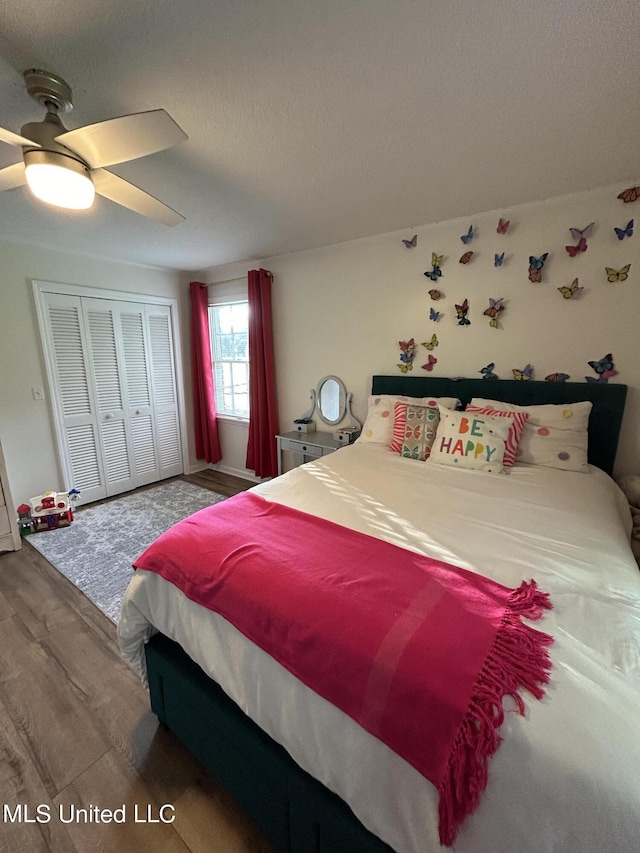 507 Reed Dr, Cleveland, MS 38732 - bedroom featuring wood finished floors, a closet, a ceiling fan, and a textured ceiling