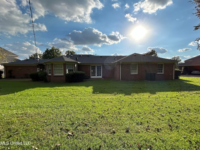 view of front of property featuring a front yard