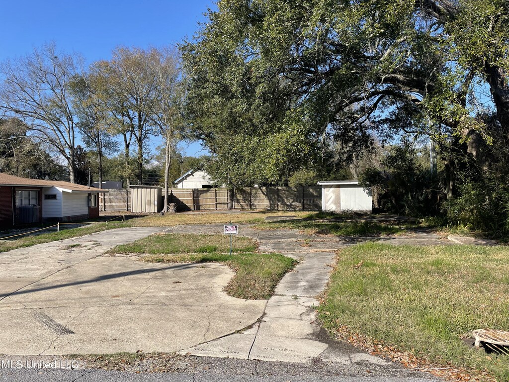 1709 Smith Ave, Pascagoula, MS 39567