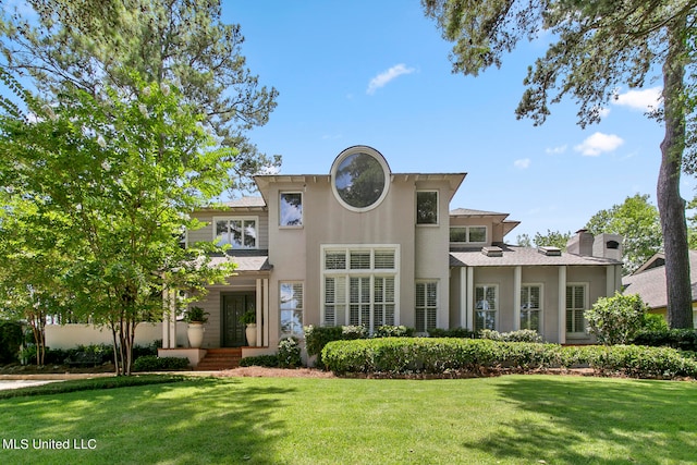 view of front of house featuring a front lawn