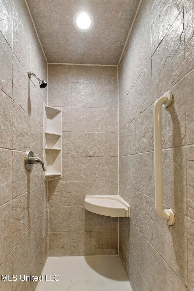 bathroom featuring a tile shower