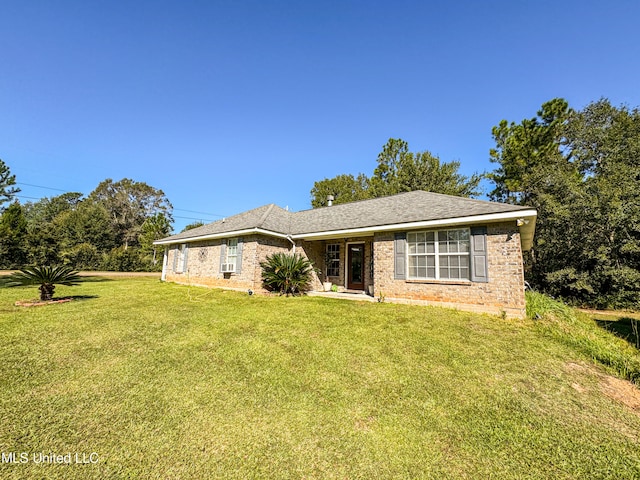 single story home with a front lawn