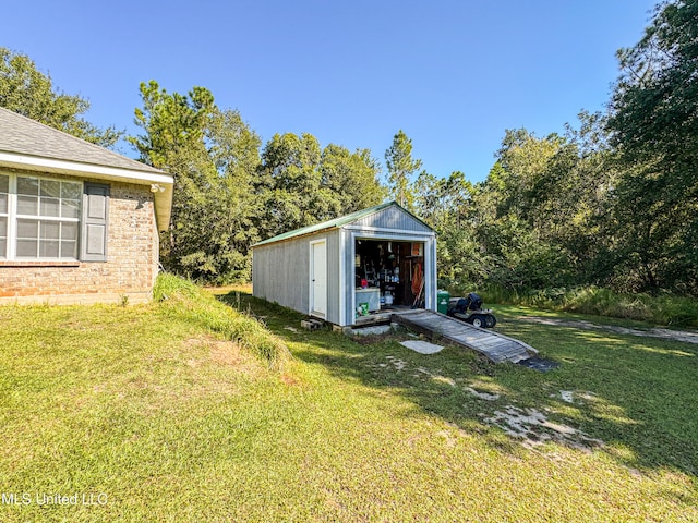 view of yard featuring a shed