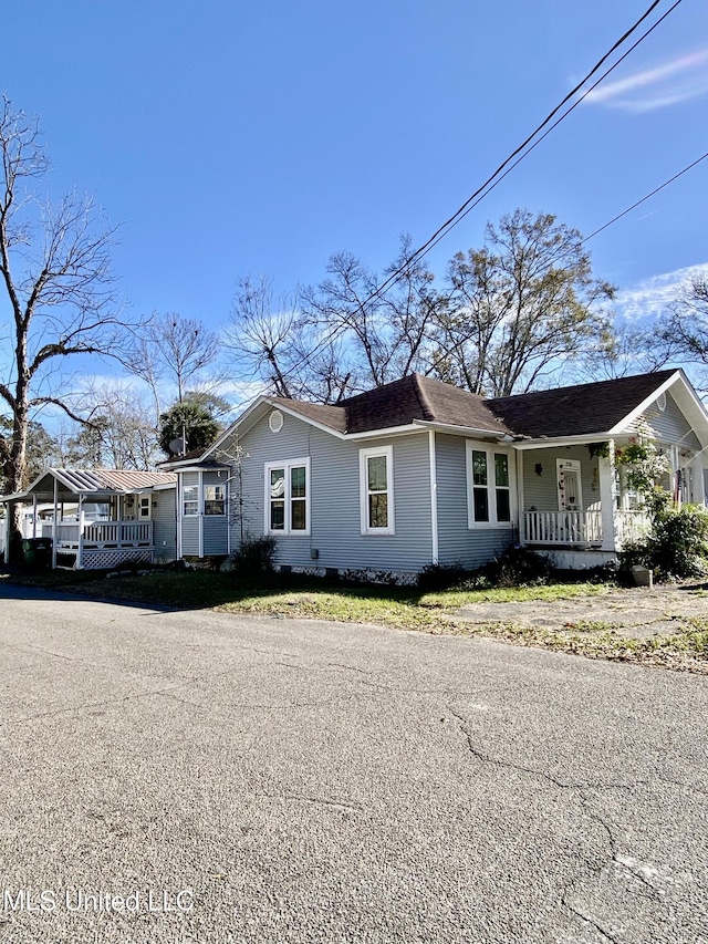 ranch-style house featuring covered porch