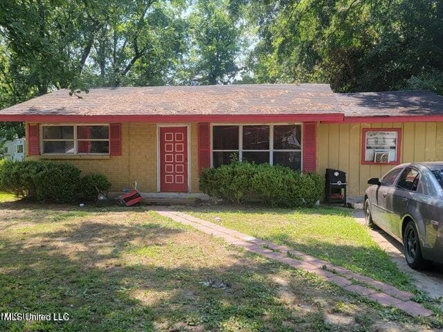 1317 Elise Ave, Yazoo City, MS 39194 - ranch-style house featuring a front yard