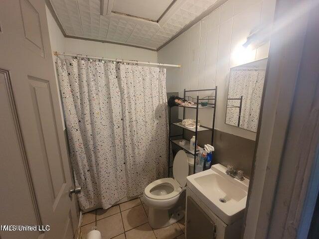 1317 Elise Ave, Yazoo City, MS 39194 - bathroom featuring tile patterned floors, a shower with shower curtain, and vanity