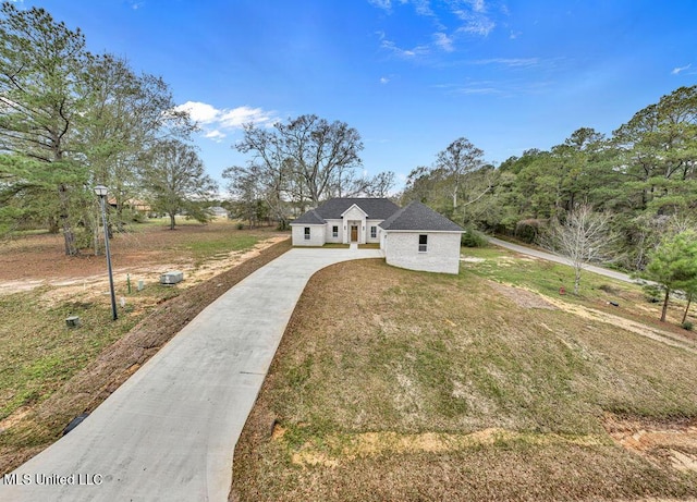 view of front of property with a front yard