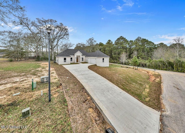 view of front of property featuring a front yard