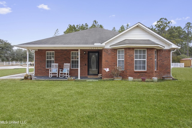 view of front facade featuring a porch and a front yard