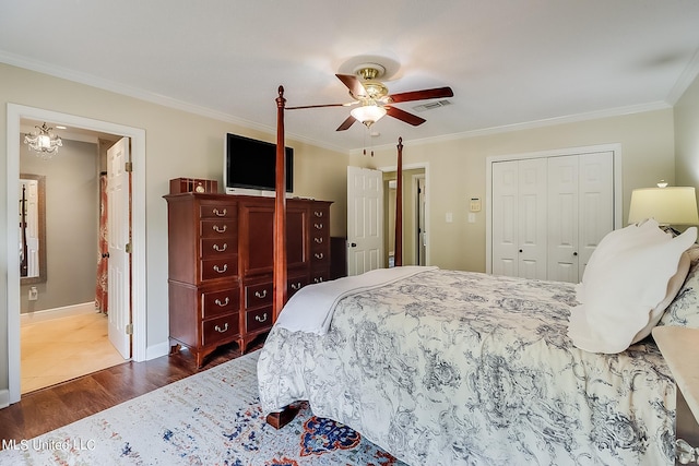 bedroom with ornamental molding, dark hardwood / wood-style floors, a closet, and ceiling fan