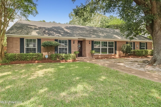 ranch-style home featuring a front lawn