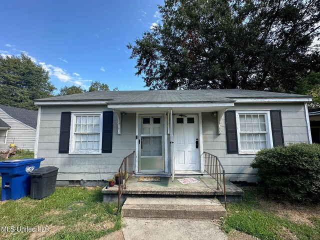 500 Avery St, Cleveland, MS 38732 - view of front facade with crawl space