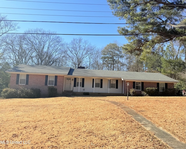 820 Ave Of Pines St, Grenada, MS 38901 - single story home featuring a front yard