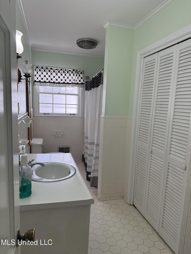 820 Ave Of Pines St, Grenada, MS 38901 - bathroom featuring vanity, crown molding, tile walls, and a shower with shower curtain