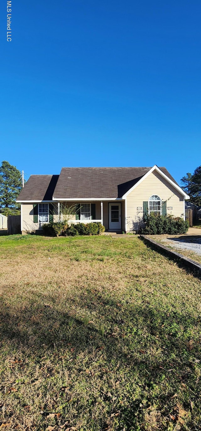ranch-style home featuring a front lawn