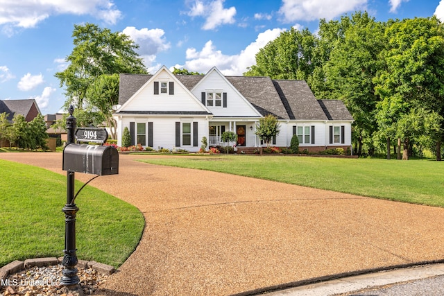 9194 Rosalie Cv, Olive Branch, MS 38654 - view of front of property featuring a porch, a front lawn, and a shingled roof
