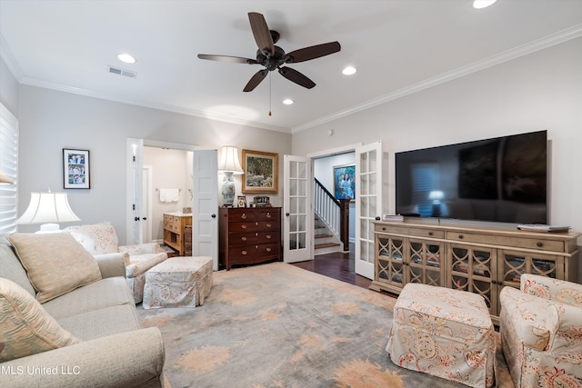 living area featuring visible vents, recessed lighting, a ceiling fan, wood finished floors, and crown molding