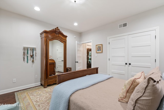 bedroom featuring baseboards, visible vents, recessed lighting, wood finished floors, and a closet