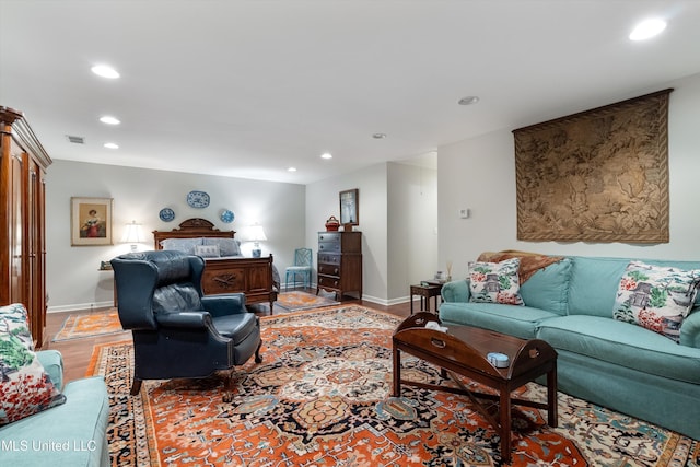 living area featuring recessed lighting, light wood-style floors, visible vents, and baseboards