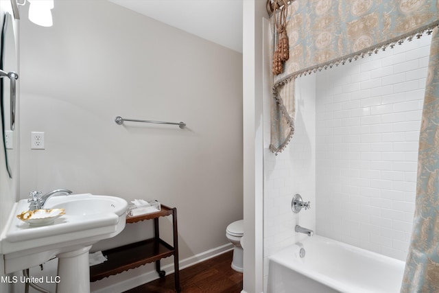 full bathroom featuring wood finished floors, toilet, baseboards, and shower / bathtub combination with curtain