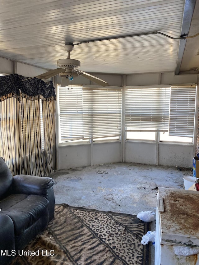 sunroom with ceiling fan