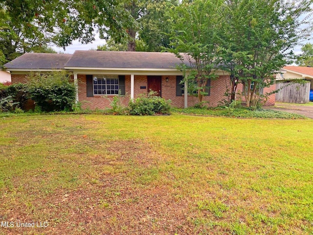 single story home with a front lawn