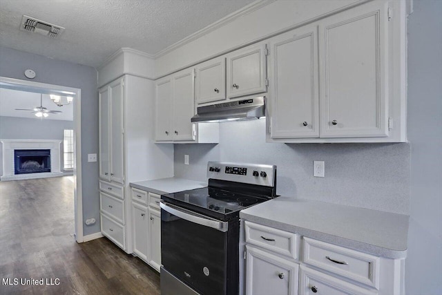 kitchen with dark wood-type flooring, visible vents, under cabinet range hood, a ceiling fan, and stainless steel range with electric cooktop