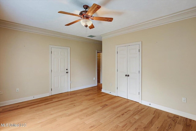 unfurnished bedroom with ceiling fan, crown molding, and light wood-type flooring