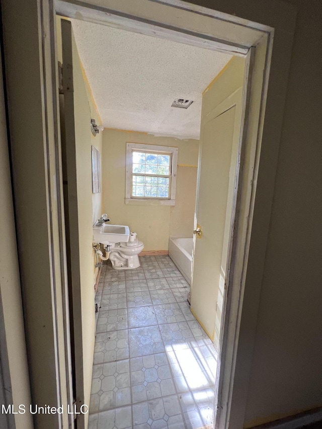 4595 Lucius Taylor Rd, Como, MS 38619 - bathroom with a bathtub and a textured ceiling