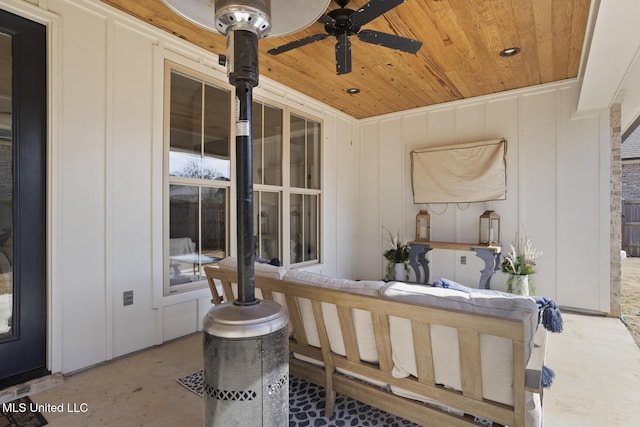 view of patio featuring an outdoor hangout area and a ceiling fan