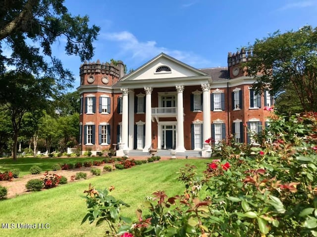 view of front facade with a front lawn