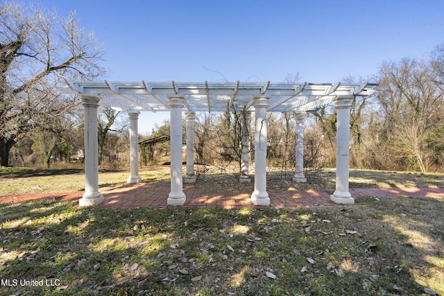 view of yard featuring a pergola