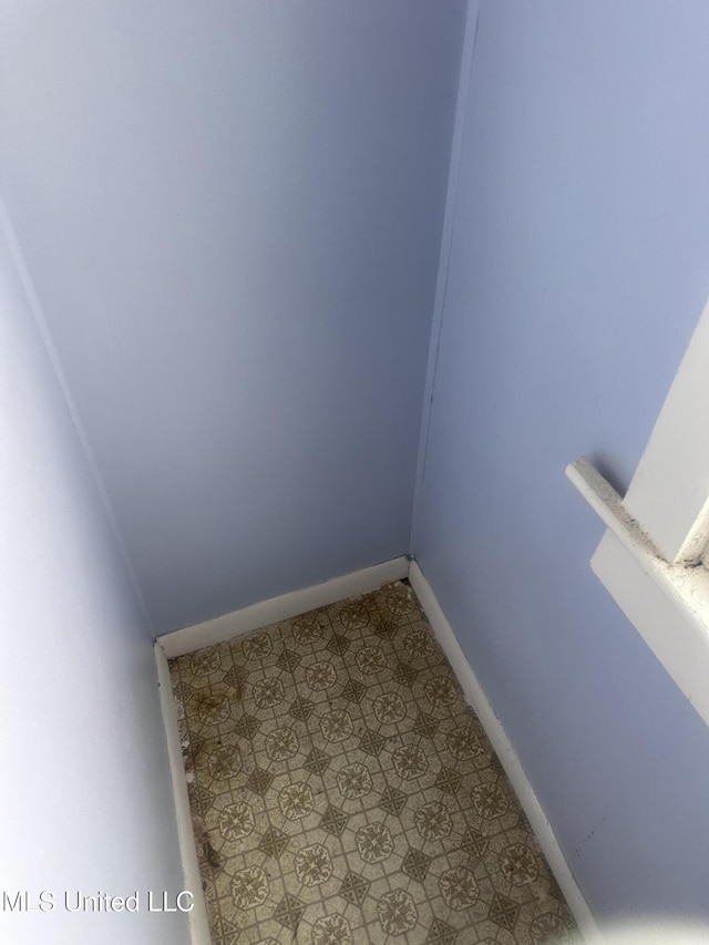 1003 41st Ave, Gulfport, MS 39501 - detailed view of tile patterned floors and baseboards