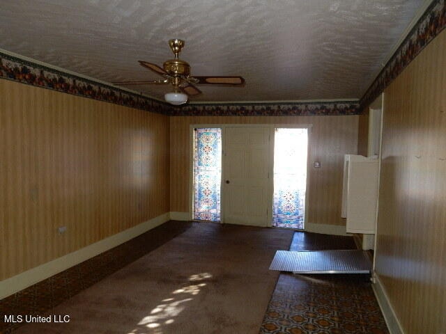 foyer featuring ceiling fan