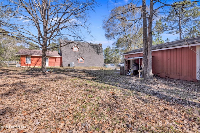 view of yard with an outbuilding