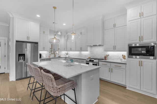 118 Seymour Dr, Madison, MS 39110 - kitchen with stainless steel appliances, tasteful backsplash, a center island, light wood-style floors, and recessed lighting