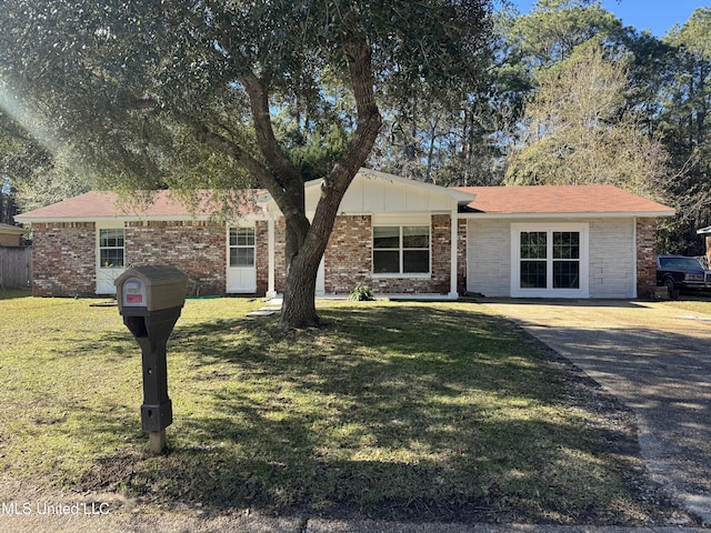 single story home with a front lawn