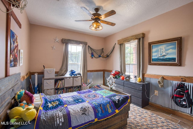 bedroom featuring ceiling fan and a textured ceiling