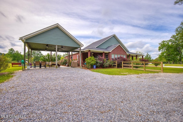 view of front of home with a front lawn and ceiling fan